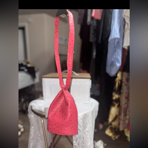 Unique faux ostrich Red pyramid bag with zipper closure - Picture 3 of 8